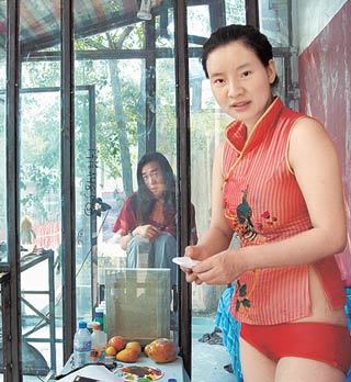 유리방에서 모의 부부 생활을 해 화제를 모으고 있는 행위예술가 하이룽톈톈 씨(앞)와 예푸 씨. 베이징=하종대  특파원