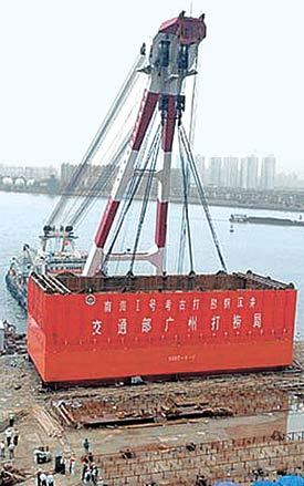남송시대 중국 광둥 성 앞바다에 침몰한 무역선을 인양하기 위해 특수 제작된 철제 상자가 6일 광저우 시의 한 항구에서 배에 실리고 있다. 사진 출처 중신왕