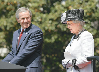 겸연쩍은 웃음 7일 백악관 앞 잔디밭에서 7000여 명이 참석한 가운데 열린 엘리자베스 2세 영국 여왕의 환영식. 조지 W 부시 대통령이 환영사 도중 말실수를 한 뒤 민망한 듯 웃으며 여왕을 쳐다보고 있다.