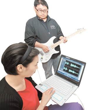 전자 기타를 USB로 노트북과 연결하면 기타 연주와 동시에 녹음이 된다. 노트북 화면에는 녹음 진행 과정이 표시된다. 이훈구 기자