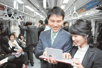 서울 전역으로 서비스 확대 휴대인터넷(와이브로) 서비스가 본격적인 대중화에 들어갔다. 지난달 서울 전역에서 이용이 가능해졌으며, 올해 말까지는 전국 23개 시 지역으로, 내년에는 전국 ‘주요 도심’으로 서비스 지역이 확대된다. 달리는 지하철 안에서 와이브로를 시연하는 모습. 사진 제공 KT