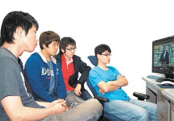한국외국어대 용인캠퍼스 사진동아리 ‘누리예’ 회원들이 동아리방에 모여 ‘프리즌 브레이크’를 감상하고 있다. 사진 제공 누리예