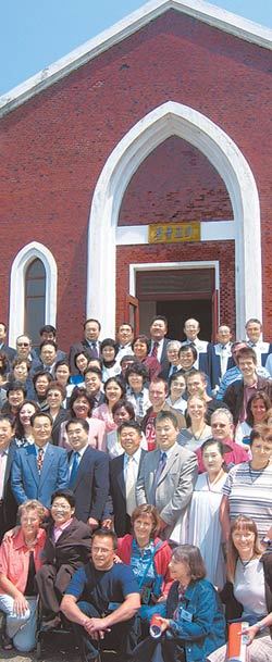 평양 칠골교회 예배에 참석한 신자와 외국인들.