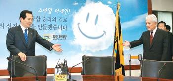 어색한 만남 중도개혁통합신당 대표가 된 김한길 의원(오른쪽)이 9일 취임 인사를 위해 서울 영등포 열린우리당사를 찾아 정세균 의장을 만났다. 서로 자리에 앉으라며 다소 어색하게 손을 내밀고 있는 두 사람. 이종승 기자