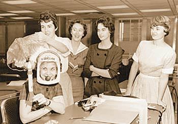 1960년대 NASA의 우주비행사 양성 프로그램에 참여했던 13명의 여성 중 5명이 교육 도중 포즈를 취했다. 사진 출처 NPR 홈페이지