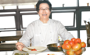 정력에 좋아 ‘러브 애플’로 불리는 토마토가 한창이다. ‘자연한식 레시피’의 저자 김기호(45) 씨는 “토마토도 훌륭한 한식 재료”라며 5가지 요리를 소개했다. 원대연 기자