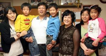 10일 입양의 날을 맞아 대통령 표창을 받는 유두한 김정화 씨 가족. “외로운 아이들에게 평범한 가정의 행복을 전해 주고 싶었다”는 이 부부의 오랜 꿈은 세 아이 입양으로 열매를 맺었다. 전영한 기자