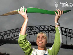 자신이 선천성 뇌성마비 장애인임을 고백한 호주 수영선수 수지 마로니가 지난해 영연방 국가들의 올림픽인 2006 호주 멜버른 커먼웰스 대회를 앞두고 시드니 하버브리지를 배경으로 영국 여왕이 전달한 바통을 들고 있다. 사진출처 멜버른 2006 닷컴