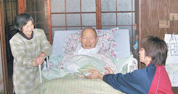 일본 히로시마 현 미쓰기의 한 마을에서 남의 도움 없이는 침대 밖으로 한 발짝도 내디딜 수 없는 노인이 치료를 받고 있다. 그는 미쓰기의 ‘지역포괄케어 시스템’ 덕분에 병원에 가지 않고도 집에서 지내면서 질병 치료를 하고 있다. 히로시마=천광암 특파원