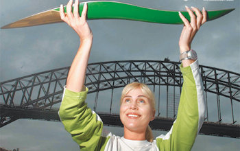 자신이 선천성 뇌성마비 장애인임을 고백한 호주 수영선수 수지 마로니 씨가 지난해 영연방 국가들의 올림픽인 2006 호주 멜버른 커먼웰스 대회를 앞두고 시드니 하버브리지를 배경으로 영국 여왕이 전달한 바통을 들고 있다. 사진 출처 멜버른 2006 닷컴