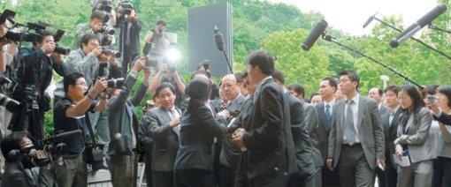 입에 쏠린 눈 눈 눈 한화그룹 김승연 회장이 11일 오전 구속영장 실질심사를 받기 위해 서울중앙지법 청사로 들어서다가 기다리고 있던 취재진에 둘러싸여 질문 공세를 받고 있다. 변영욱 기자