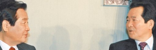 정세균 열린우리당 의장(오른쪽)과 박상천 민주당 대표가 11일 서울 영등포구 여의도의 한 식당에서 만나 범여권 통합 방안에 대한 의견을 나누고 있다. 연합뉴스