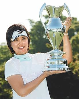 일본여자프로골프(JLPGA) 투어에서 사상 처음으로 3주 연속 우승을 차지한 전미정이 우승컵을 들어 올리며 미소 짓고 있다. 교도=연합뉴스