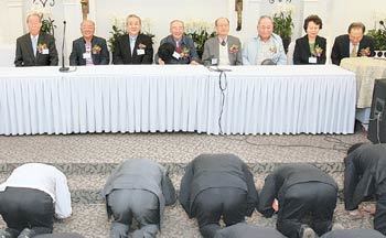 서울 서대문구 리더스클럽에서 열린 ‘인창고 4060 한마음의 장’에서 졸업생들이 옛 스승들에게 큰절을 하고 있다. 홍진환 기자