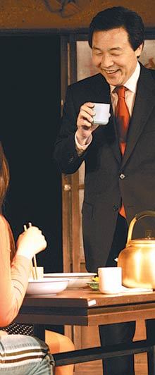 손학규 전 경기지사가 13일 서울 대학로 쇼틱극장에서 공연된 연극 ‘짬뽕’에 카메오로 출연해 연기를 펼치고 있다. 연합뉴스