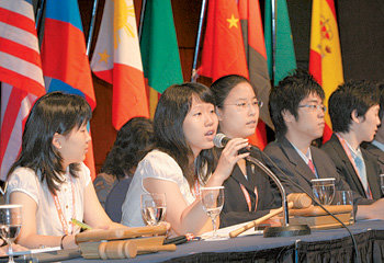 국제기구 진출을 목표로 하는 중고교생이 늘어나면서 ‘청소년유엔회의(MUNOS)’에 대한 관심도 높아지고 있다. 지난해 열린 MUNOS 장면. 사진 제공 청소년유엔회의