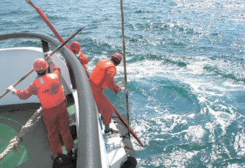 골든로즈호가 침몰한 중국 산둥 성 옌타이 인근 해역에서 수색작업을 벌이고 있는 중국 해상수색구조중심 대원들. 사흘째 선박 50여 척과 헬기, 적외선 망원경과 항만 레이더를 투입해 수색작업을 벌이고 있지만 실종자를 단 한 명도 찾지 못했다. 옌타이=신화 연합뉴스