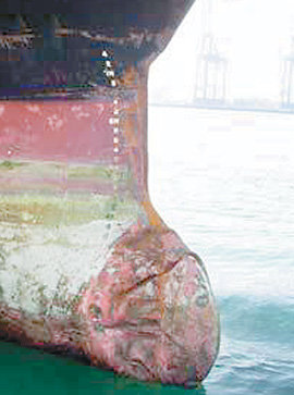 중국배 충돌 흔적 골든로즈호를 들이받은 진성호의 앞부분.