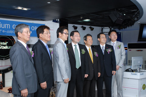 국내 첫 게임전용 경기장 ‘인텔 e-스타디움’ 개관 기념식 좌로부터 동아일보 최맹호 이사, 서울전자유통 이익수 사장, 인텔코리아 이희성 사장, TG삼보컴퓨터 박일환 사장, 동아닷컴 정구종 사장, 게임물등급위원회 김기만 위원장, 게임동아 강덕원 대표이사.
