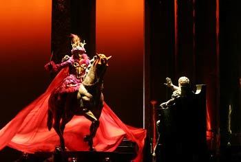 성악가들이 조각상 위에서 노래하는 오페라 ‘리날도’. 사진 제공 한국오페라단
