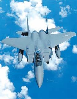 한국 공군의 최신예기인 F-15K. 한국은 아직 제5세대 전투기 도입 계획을 세우지 못하고 있다. 동아일보 자료 사진