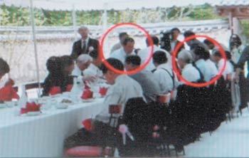 15일 경기 여주군 효종대왕릉을 방문한 유홍준 청장, 이규택 한나라당 의원, 여주군수 등 30명이 취사와 음식물 반입이 금지돼 있는 왕릉 재실 앞마당에서 식사를 하고 있다(원 표시 왼쪽 이 의원, 오른쪽이 유 청장). KBS TV 화면 촬영