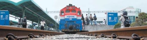 ‘통일의 염원’ 가득 싣고경의선과 동해선 열차 시험운행을 하루 앞둔 16일 경의선 남측 문산역에 북한으로 향할 열차가 정차해 있다. 이 열차는 17일 오전 문산역을 출발해 56년 만에 연결된 철로를 따라 북측 개성역까지 운행한다. 파주=연합뉴스