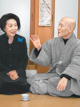 30여 년 전 ‘무소유’를 읽고 법정 스님과 인연을 맺은 방송인 김세원 씨(왼쪽)가 스님과 담소를 나누고 있다. 사진 제공 아울로스 미디어