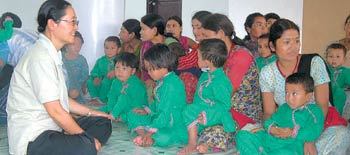 네팔 카트만두 ‘사회교육센터’ 내 어린이집에서 어린이들을 돌보고 있는 이하정 교무(왼쪽).