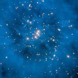 지명국 박사를 중심으로 한 미국항공우주국(NASA) 연구진이 허블망원경으로 찍은 지구에서 50억 광년 떨어진 은하단 ZwCl 0024+1652 사진. 어둡게 보이는 고리 부분은 그 뒤쪽에 위치한 은하들에서 나오는 빛을 굴절시키는데 이는 고리 부분을 따라 암흑물질이 위치하고 있기 때문이다. 사진 출처 미국항공우주국