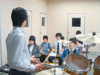 9일 서울 마포구 아현동 아현산업정보학교에서 열린 ‘실용음악 연주를 위한 방과 후 학교’ 에서 드럼반 학생들이 스틱으로 기본 리듬을 익히고 있다. 사진 제공 아현산업정보학교