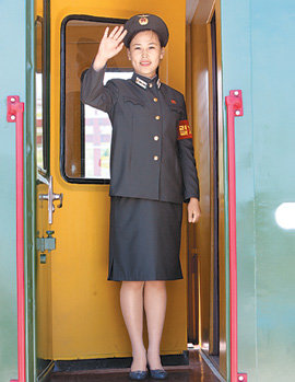 동해선 시범운행 열차의 북한 승무원이 손을 흔들어 보이고 있다. 고성=변영욱 기자