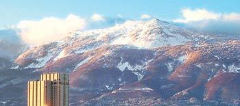 불가리아의 수도 소피아 시내에서 바라본 남쪽 비토샤 산의 풍경. 소피아가 자리 잡은 비토샤 산이 발칸 산으로 불렸을 것으로 추정된다. 사진 제공 신용하 교수