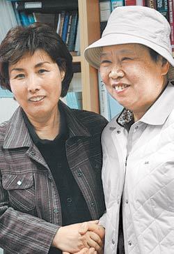 말기 암 환자 김현향(왼쪽), 박정련 씨가 병원에서 만나 서로가 생각하는 ‘내가 바라는 죽음의 모습’에 대해 이야기를 나눈 뒤 손을 맞잡았다. 사진 제공 세브란스병원