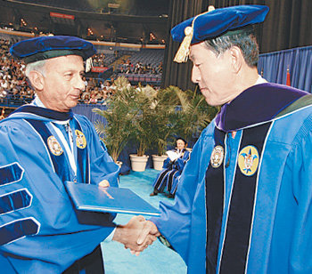 허창수 GS그룹 회장(오른쪽)이 19일(현지 시간) 미국 세인트루이스대에서 명예 경영학 박사 학위를 받고 있다. 사진 제공 GS홀딩스