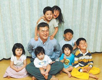 2005년 5월 전 거주지인 서울 동대문구 제기동 자택에서 남상돈 씨가 어린 자녀들과 함께 즐거운 시간을 보내고 있다. 남 씨 가정은 강북구 수유3동의 문창주 씨 가정과 함께 현재 서울에서 가장 많은 자녀를 두고 있다. 동아일보 자료 사진