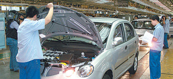 16일 중국 안후이 성 우후 시 치루이 자동차의 승용차 조립 제2공장. 근로자들이 조립을 마친 대표 모델 QQ를 최종 점검하고 있다. 우후=하종대 특파원