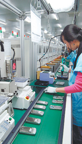 경기 평택시의 LG전자 휴대전화 공장은 세계 최고의 생산성을 자랑하는 도요타 자동차의 ‘낭비 줄이기 작업방식’을 도입해 최근 생산성을 30% 이상 끌어올렸다. 휴대전화 제조 라인 모습. 평택=부형권 기자