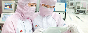 좀처럼 실적 부진의 늪을 빠져나오지 못할 것 같던 LG필립스LCD(LPL)가 재도약의 기지개를 켜기 시작했다. 경기 파주시의 LPL 7세대 라인 모습. 사진 제공 LG필립스LCD