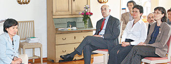 소설가 박완서 씨(왼쪽)가 21일 서울 성북동 주한스웨덴대사관저에서 외교관 독자들에게 문학이야기를 들려주고 있다. 김미옥 기자