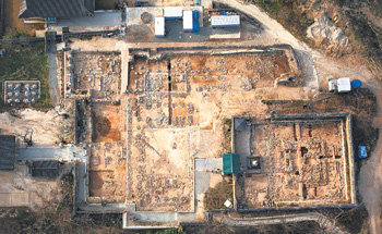 2005년 화재로 불탄 강원 양양군 낙산사에서 발굴하는 모습. 이 발굴로 통일신라 이래 낙산사의 건물이 어떻게 변모해 왔는지 확인할 수 있었다. 사진 제공 국립문화재연구소