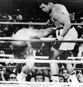 1974년 10월 29일 자이르 킨샤사에서 열린 WBA 헤비급 타이틀전 8라운드에서 챔피언 조지 포먼(왼쪽)이 무하마드 알리의 강펀치를 맞고 휘청거리고 있다. 동아일보 자료 사진