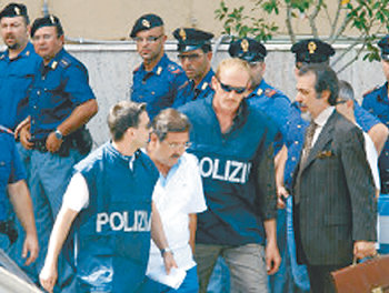 마피아로부터 살해 위협을 받고 있는 이탈리아 ANSA 통신의 리리오 아바테 기자로 추정되는 사람이 경찰에게 둘러싸여 이동하고 있다. 사진 출처 ANSA통신 인터넷판
