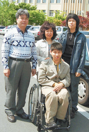 대구가톨릭대 사회복지학과에 편입한 송희근 씨(뒷줄 왼쪽) 부부와 송 씨의 둘째아들이 휠체어를 타고 있는 송 씨의 장남 성규 씨와 함께 캠퍼스에서 포즈를 취했다. 사진 제공 대구가톨릭대