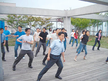 사옥 옥상에서 댄스를 배우는 삼성출판사 직원들. 사진 제공 B&A INC