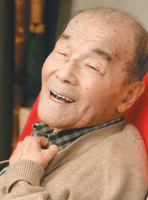 한국 수필의 개척자인 금아 피천득 선생의 생전 모습. 90세가 넘은 고령에 건강이 좋지 않았음에도 웃음과 여유를 잃지 않았다. 동아일보 자료 사진