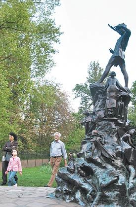 켄싱턴 공원에 있는 피터팬 동상.