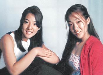재미동포 일란성 쌍둥이 자매인 크리스티나 정 씨(왼쪽)와 카니 정 씨가 미국 공군사관학교를 나란히 졸업한다. 연합뉴스