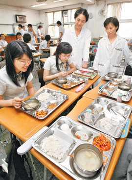 기온이 올라가면서 균 감염으로 인한 식중독 사고의 위험이 높아지고 있다. 지난해 6월 서울시교육청과 식품의약품안전청 직원들이 서울의 한 고교에서 급식위생을 점검하고 있다. 동아일보 자료 사진