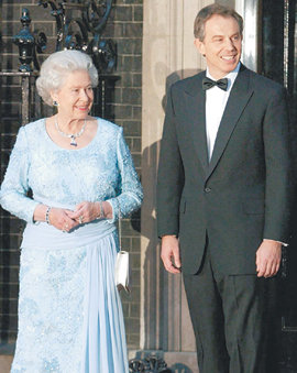 영국 여왕 엘리자베스 2세(왼쪽)가 2002년 4월 총리 관저로 토니 블레어 총리를 방문했다. EPA 자료 사진